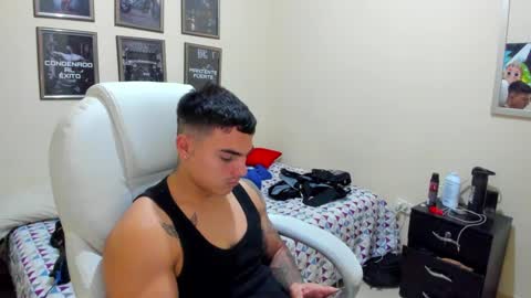 Snapshot of yker18 chatting on December 18, 10:46 pm yker online show from December 18, 10:46 pm