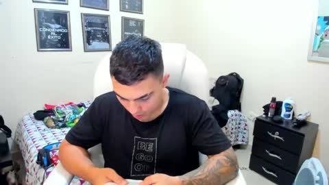 Snapshot of yker18 chatting on December 24, 3:49 am yker online show from December 24, 3:49 am