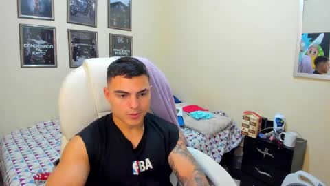 Snapshot of yker18 chatting on December 28, 6:39 am yker online show from December 28, 6:39 am