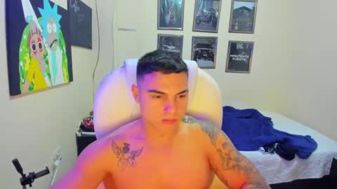 Snapshot of yker18 chatting on January 4, 2:03 am yker online show from January 4, 2:03 am