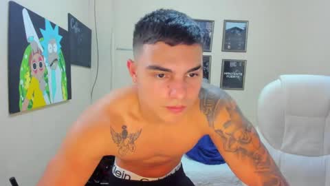 Snapshot of yker18 chatting on January 4, 5:05 am yker online show from January 4, 5:05 am