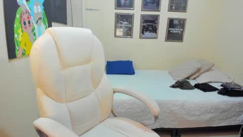 Snapshot of yker18 chatting on January 4, 11:27 pm yker online show from January 4, 11:27 pm