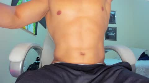 Snapshot of yker18 chatting on January 12, 1:42 am yker online show from January 12, 1:42 am