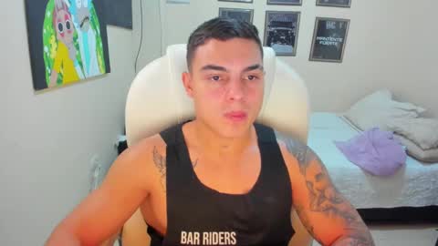 Snapshot of yker18 chatting on January 14, 12:33 am yker online show from January 14, 12:33 am