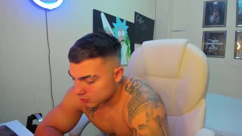 Snapshot of yker18 chatting on January 15, 10:57 pm yker online show from January 15, 10:57 pm