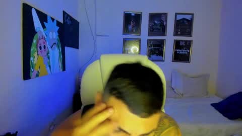 Snapshot of yker18 chatting on January 21, 1:50 am yker online show from January 21, 1:50 am