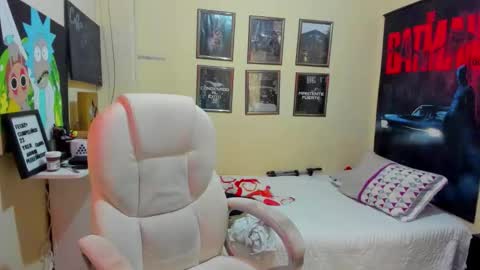 Snapshot of yker18 chatting on October 5, 3:43 pm yker online show from October 5, 3:43 pm