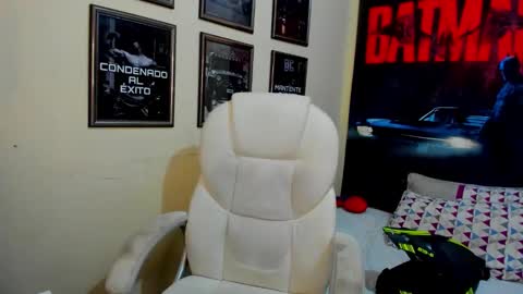 Snapshot of yker18 chatting on October 14, 11:05 pm yker online show from October 14, 11:05 pm