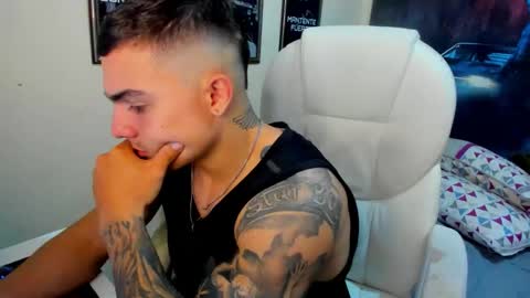 Snapshot of yker18 chatting on October 18, 2:14 am yker online show from October 18, 2:14 am