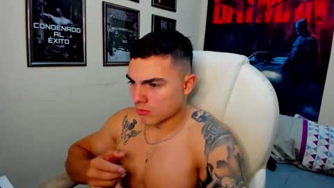 Snapshot of yker18 chatting on October 22, 5:30 am yker online show from October 22, 5:30 am