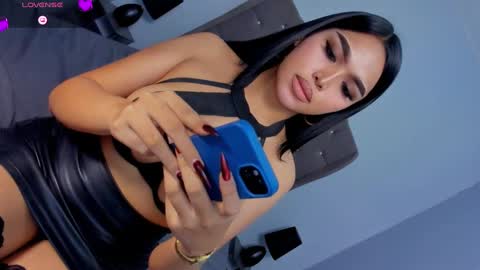 ylonagrae online show from December 11, 8:04 am