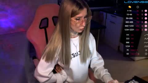 Snapshot of yngmilf_ chatting on December 8, 12:51 am     online show from December 8, 12:51 am