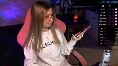 Snapshot of yngmilf_ chatting on December 11, 6:47 am     online show from December 11, 6:47 am