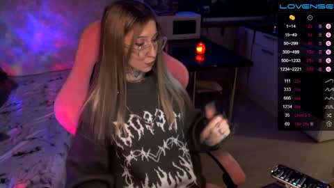 Snapshot of yngmilf_ chatting on December 15, 10:37 pm     online show from December 15, 10:37 pm