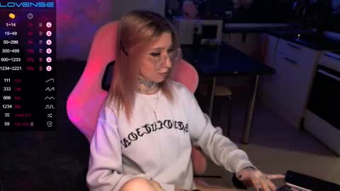 Snapshot of yngmilf_ chatting on January 8, 10:06 pm     online show from January 8, 10:06 pm