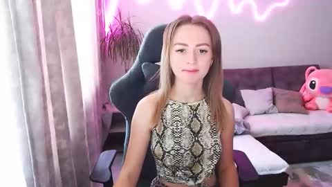 Snapshot of youdreamm chatting on May 25, 7:36 am Bella online show from May 25, 7:36 am