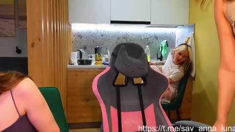 Snapshot of younona chatting on February 19, 4:14 pm Anna and Luna online show from February 19, 4:14 pm