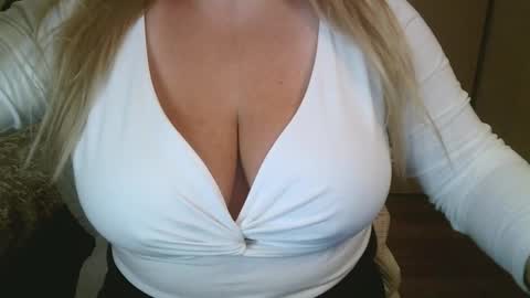Snapshot of your__maria chatting on February 3, 6:40 am Maria Love online show from February 3, 6:40 am