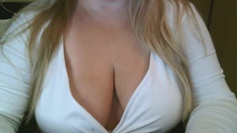 Snapshot of your__maria chatting on February 10, 5:33 am Maria Love online show from February 10, 5:33 am