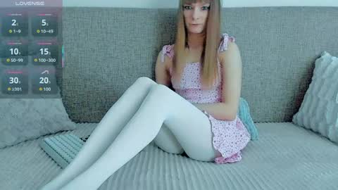 Snapshot of your_caramelka chatting on April 7, 4:35 am Lily online show from April 7, 4:35 am