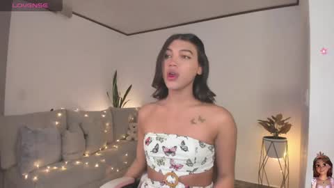 Snapshot of your_favorite_doll_ chatting on April 28, 10:59 pm Eliza online show from April 28, 10:59 pm