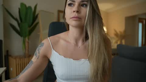 Snapshot of your_poison_girl chatting on April 19, 12:37 pm Helena online show from April 19, 12:37 pm