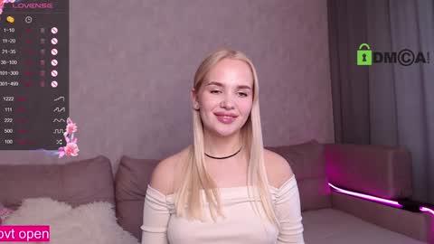 Snapshot of your_sweetie_ chatting on December 7, 6:32 am Lolli Instagram lollii 1 online show from December 7, 6:32 am