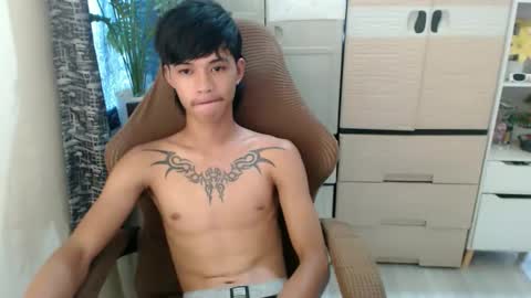 yourasian_eric online show from April 14, 6:52 am