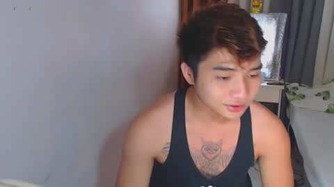 Snapshot of yourhandsome_hunk chatting on February 12, 12:55 pm Paul online show from February 12, 12:55 pm