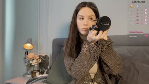 Snapshot of yourher0in chatting on December 9, 7:06 am Aida online show from December 9, 7:06 am