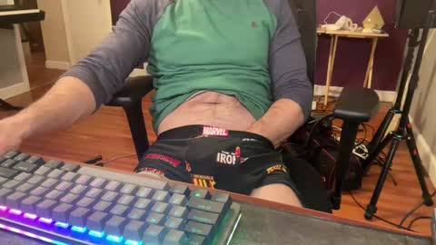 Snapshot of yourloyalpuppy chatting on December 31, 7:10 am yourloyalpuppy online show from December 31, 7:10 am