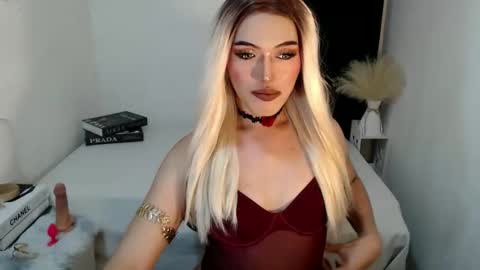 Snapshot of yournaughtykendal chatting on April 25, 1:52 am TIFFANY SUCKING QUEEN online show from April 25, 1:52 am