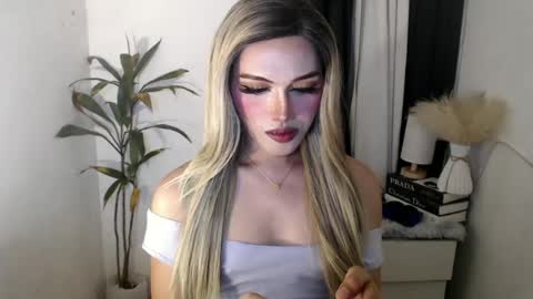 Snapshot of yournaughtykendal chatting on June 11, 9:13 pm TIFFANY SUCKING QUEEN online show from June 11, 9:13 pm