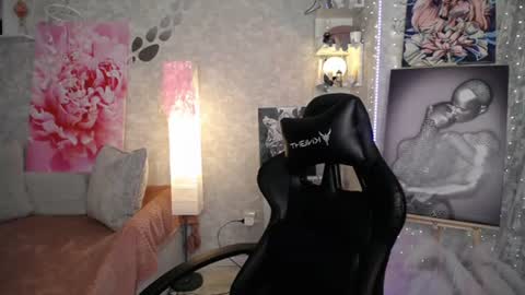 Snapshot of yournickyadamidi chatting on July 28, 6:20 pm Nicky online show from July 28, 6:20 pm