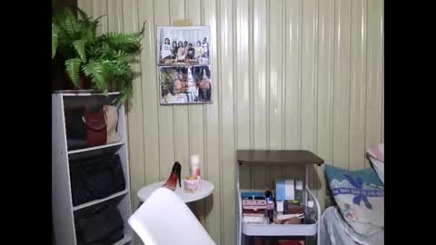 yoursubmissive_larah online show from May 17, 6:33 am