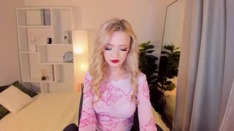 Snapshot of yourwhitefairy chatting on October 17, 4:20 pm Emily online show from October 17, 4:20 pm