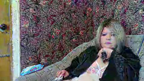 Snapshot of yuliiared chatting on April 9, 7:03 am yuliiared online show from April 9, 7:03 am
