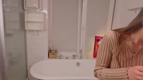 Snapshot of yummyemiily chatting on February 6, 5:49 pm Emily online show from February 6, 5:49 pm