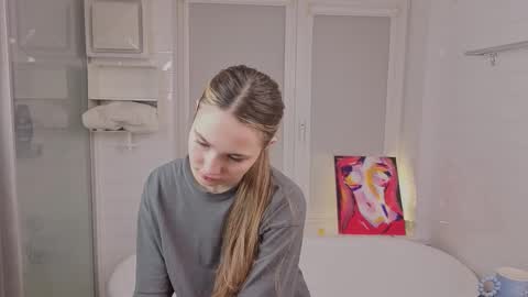 Snapshot of yummyemiily chatting on February 15, 4:25 pm Emily online show from February 15, 4:25 pm