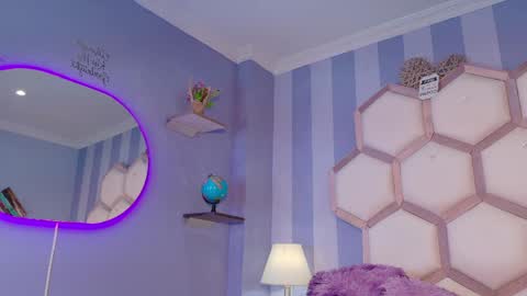Snapshot of yvi_taylor chatting on April 7, 12:05 pm yvi online show from April 7, 12:05 pm