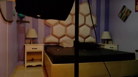 Snapshot of yvi_taylor chatting on April 16, 12:06 pm yvi online show from April 16, 12:06 pm