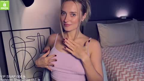 Snapshot of yvie_ chatting on December 3, 9:22 am The Queen Bitch of the United Kingdom online show from December 3, 9:22 am