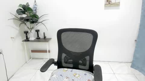 Yvonne online show from May 23, 2:10 pm