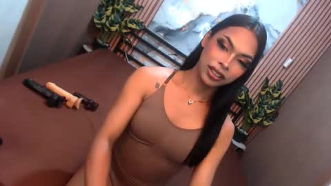 Snapshot of yvonnellvs chatting on February 9, 4:00 pm yvonnellvs online show from February 9, 4:00 pm