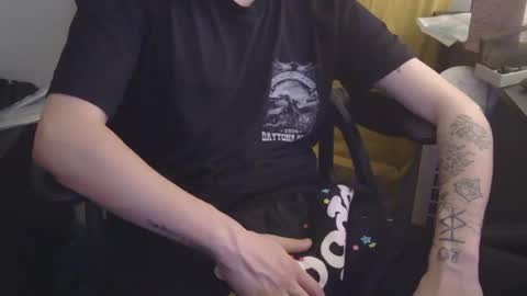 zachmcw25 online show from April 18, 2:37 am