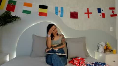 Zafiro and Amber online show from July 4, 1:06 pm