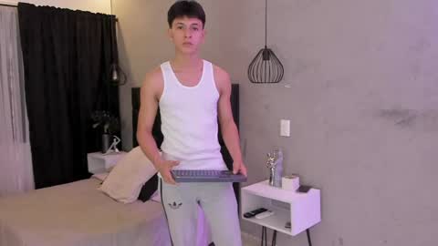 Snapshot of zam_noir chatting on May 27, 7:44 pm Samuel online show from May 27, 7:44 pm