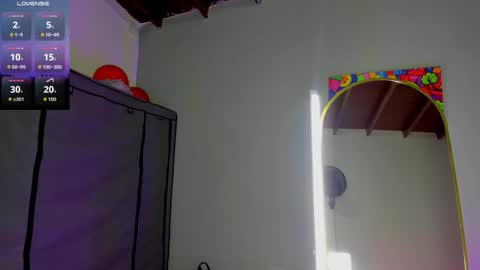 Snapshot of zaphiro__sky chatting on February 17, 8:33 am zaphiro__sky online show from February 17, 8:33 am