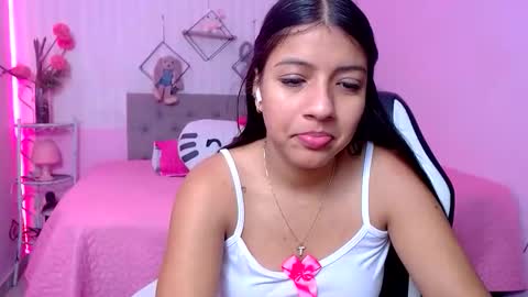 Snapshot of zara_cute18 chatting on April 22, 12:18 pm Zara online show from April 22, 12:18 pm