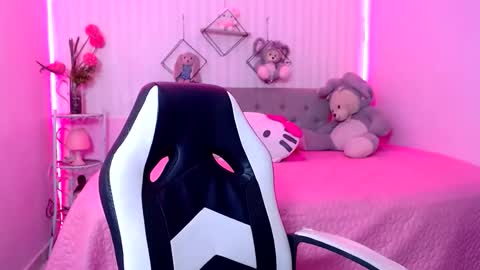 Snapshot of zara_cute18 chatting on April 24, 12:18 pm Zara online show from April 24, 12:18 pm